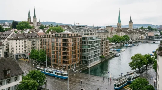 Zürcher Stadtpanorama mit modernen Wohngebäuden entlang der Limmat – Immobilienmarkt Schweiz
